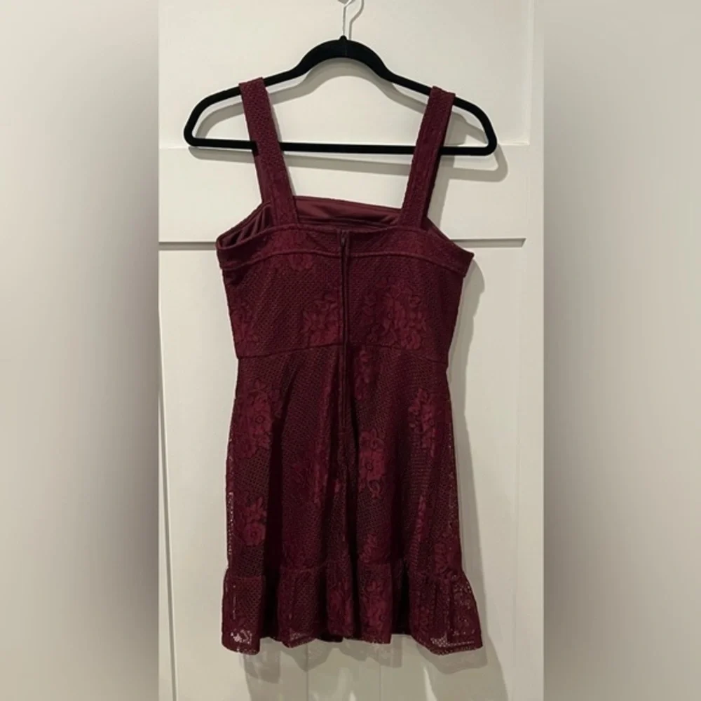 Red lace dress - Picture 2 of 4